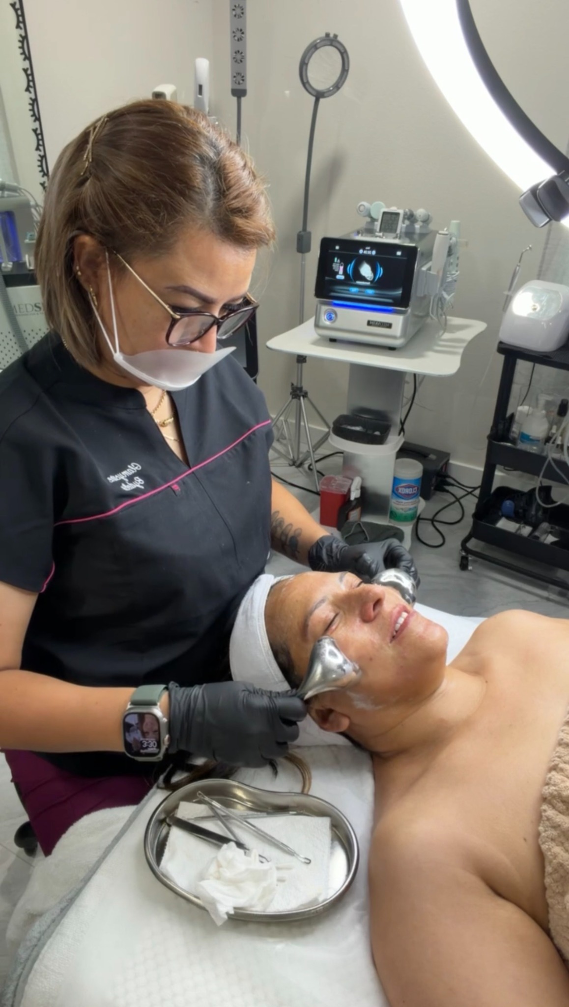 Delia atendiendo la piel de una clienta