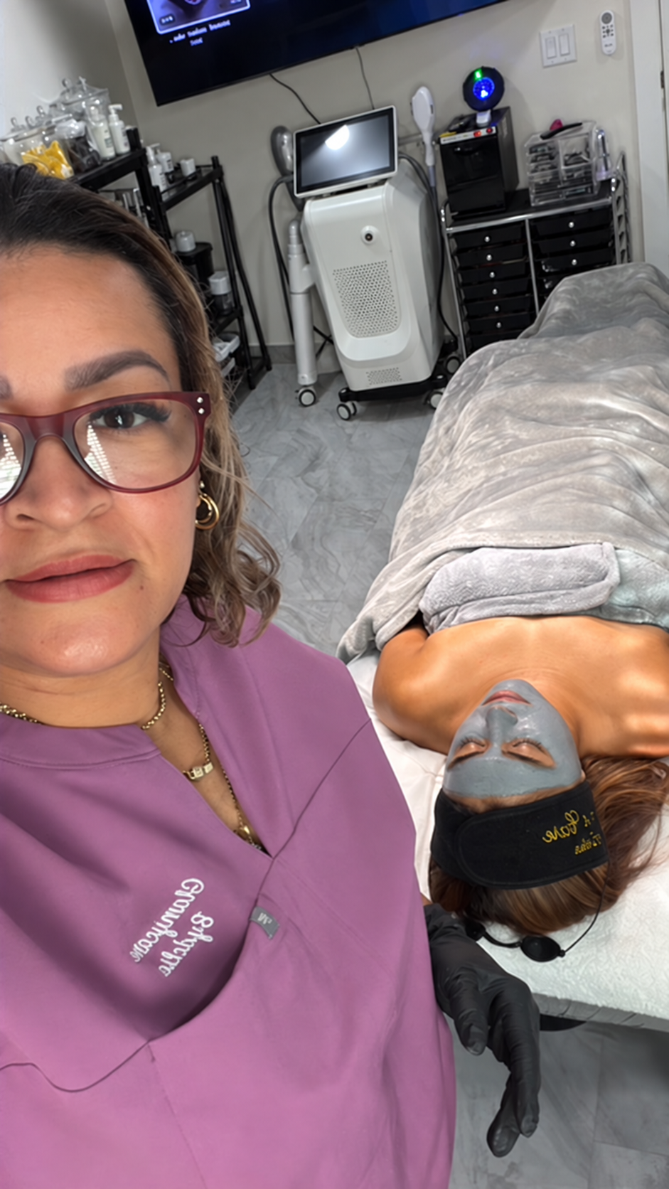Delia en su cabina durante un cuidado facial