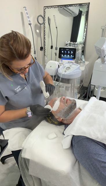 Delia realizando un tratamiento facial masculino