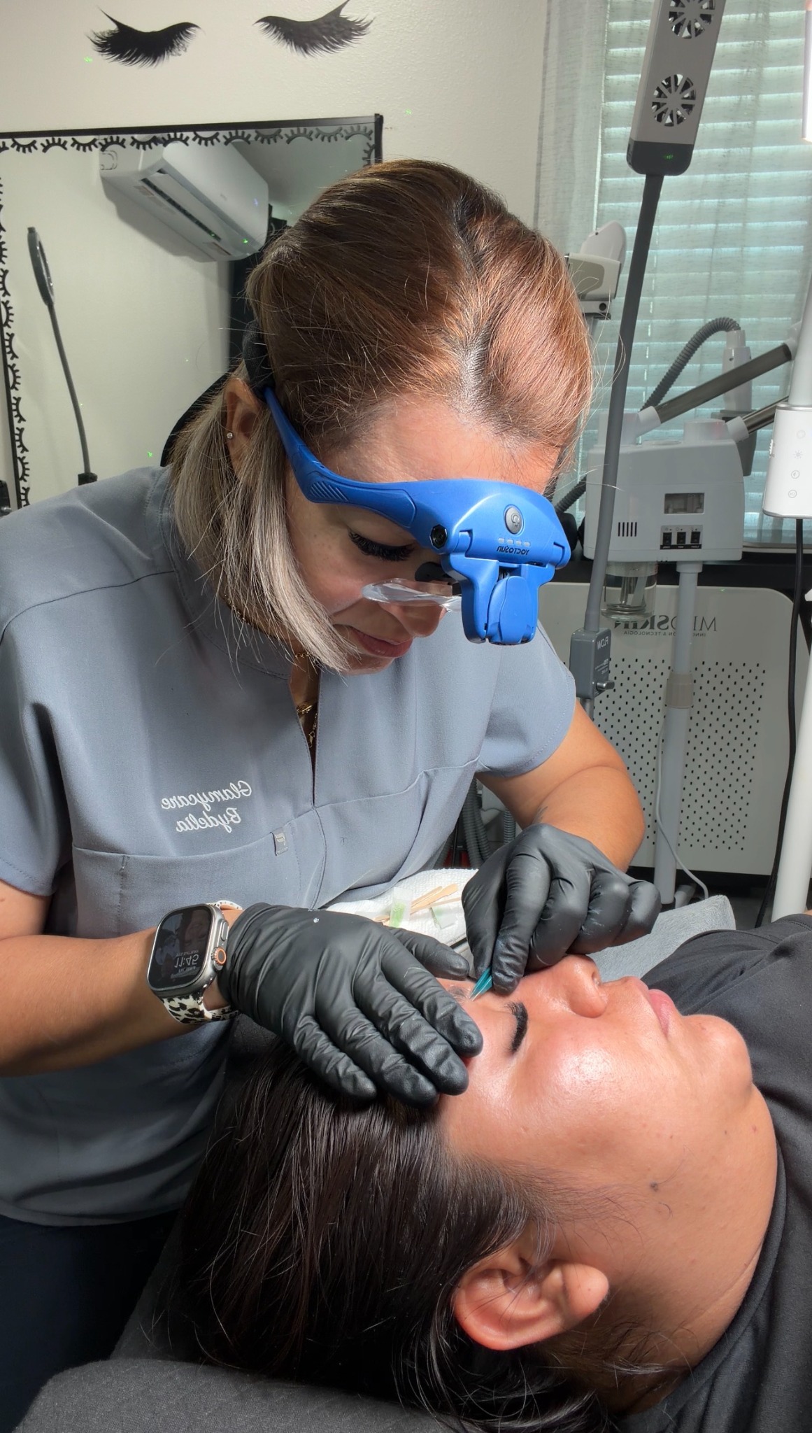 Delia realizando dermaplaning
