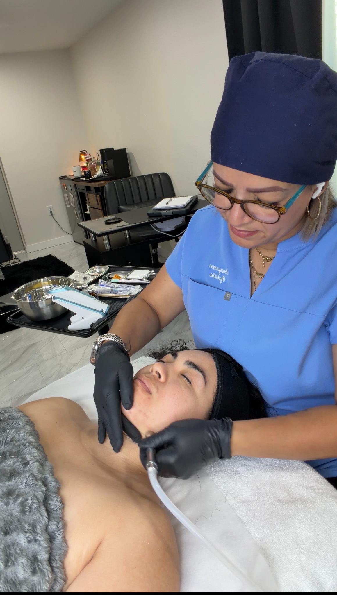 Atención durante un tratamiento facial en Glam & Care