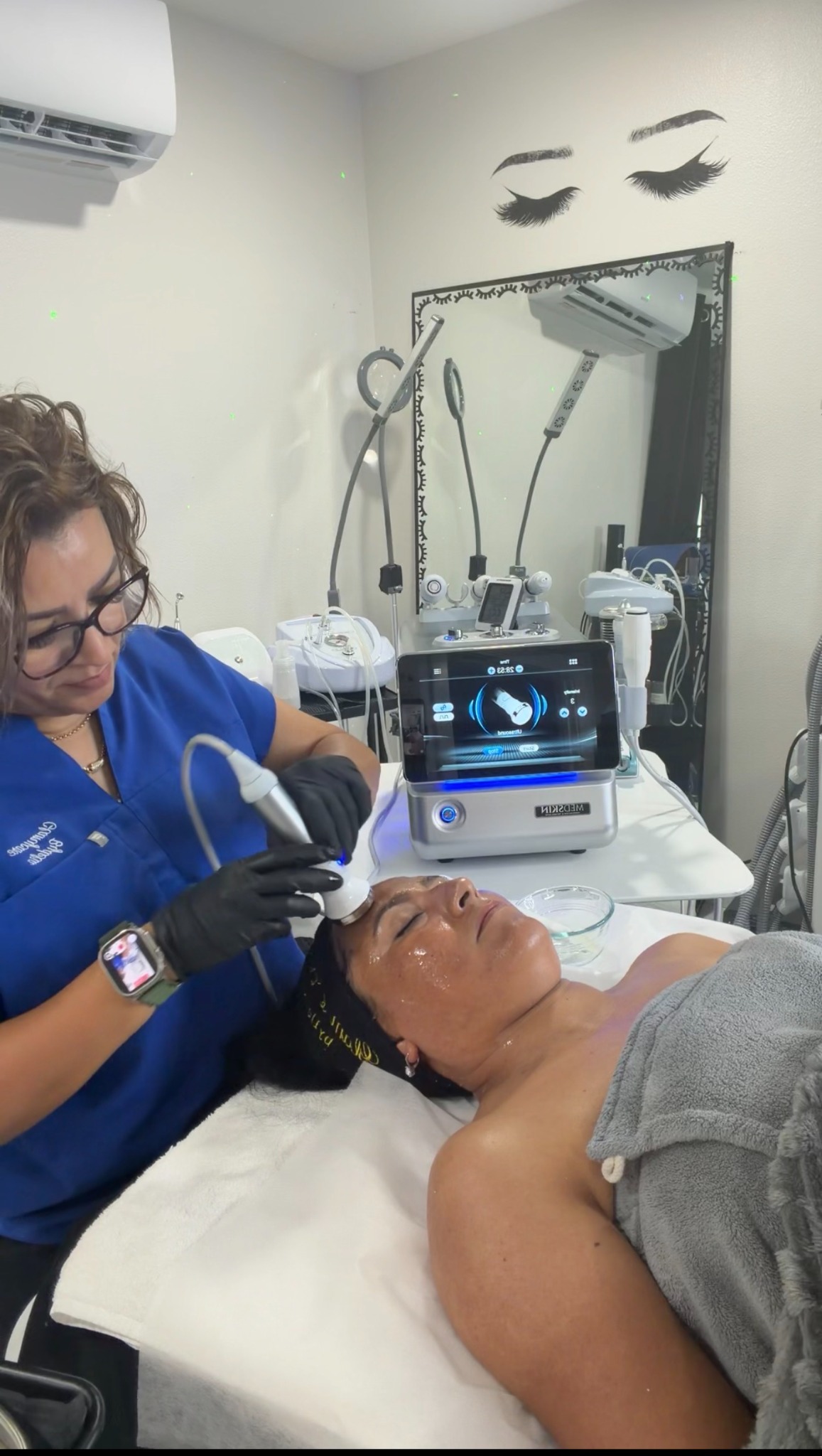 Delia realizando un tratamiento facial con aparatología