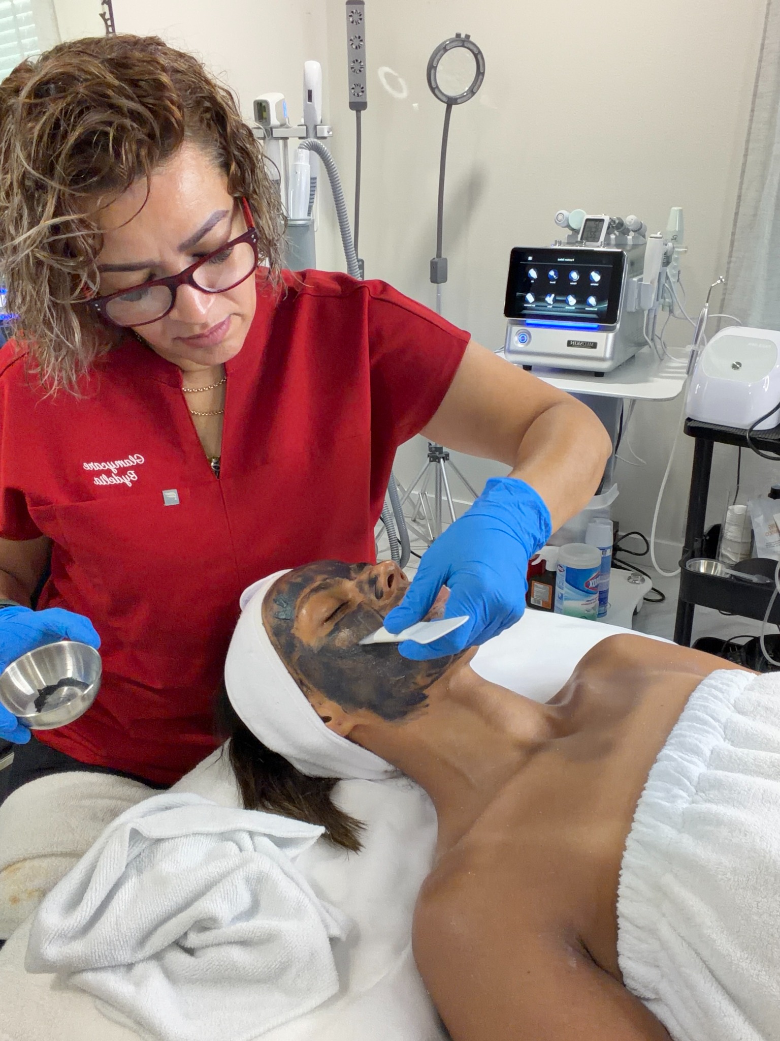 Delia aplicando una mascarilla facial